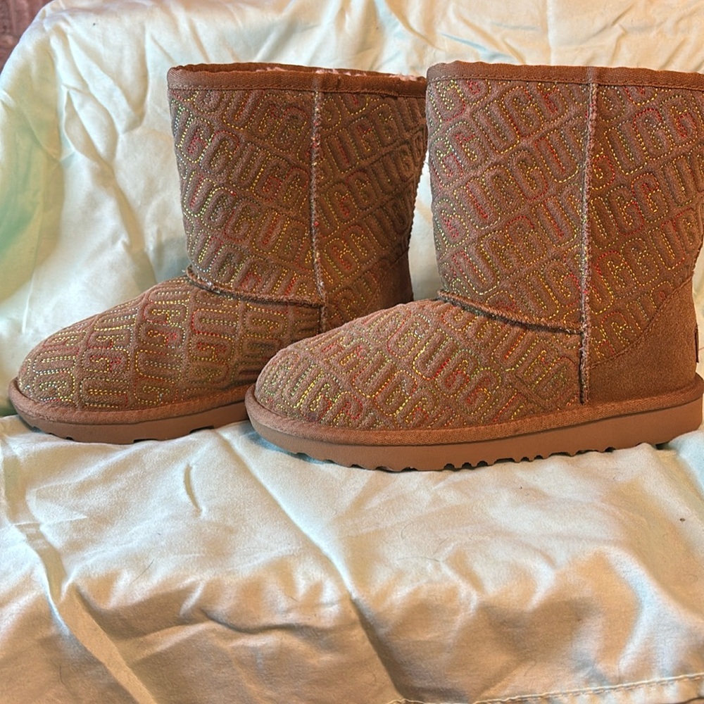 Used Kid's Brown UGG Classic II Graphic Boots with Multicolor Logo Size 3 w/Box